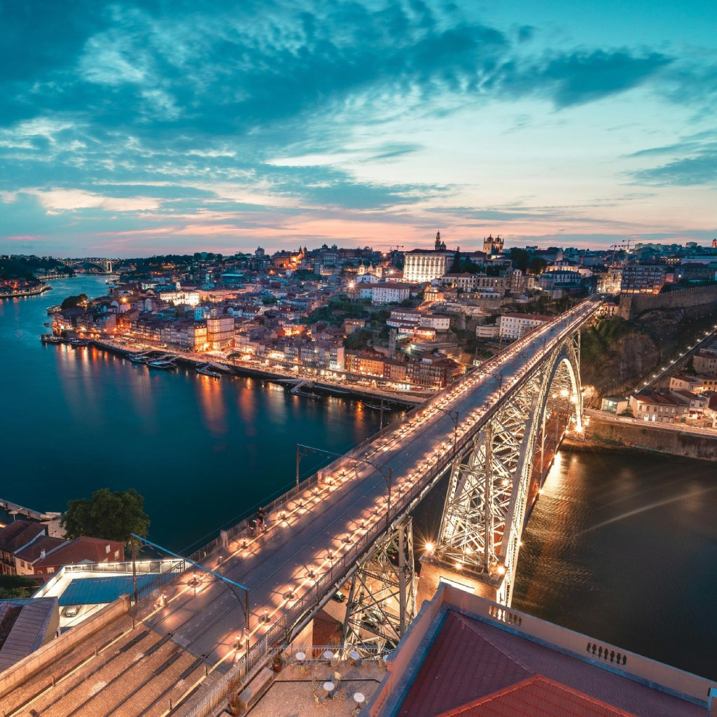 Vista panorâmica das casas coloridas e históricas de Lisboa, Portugal, sob um céu azul.